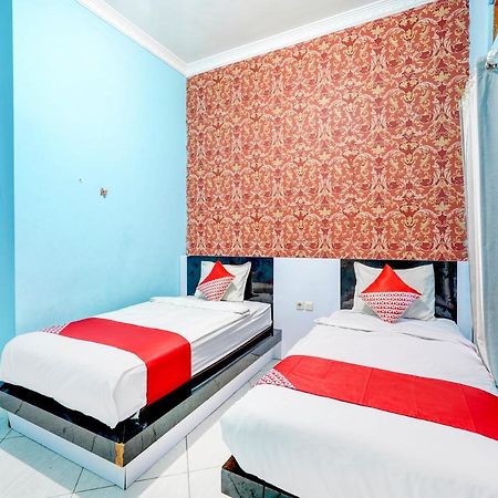 Oyo 3710 Izzi Hotel Lamongan Kültér fotó